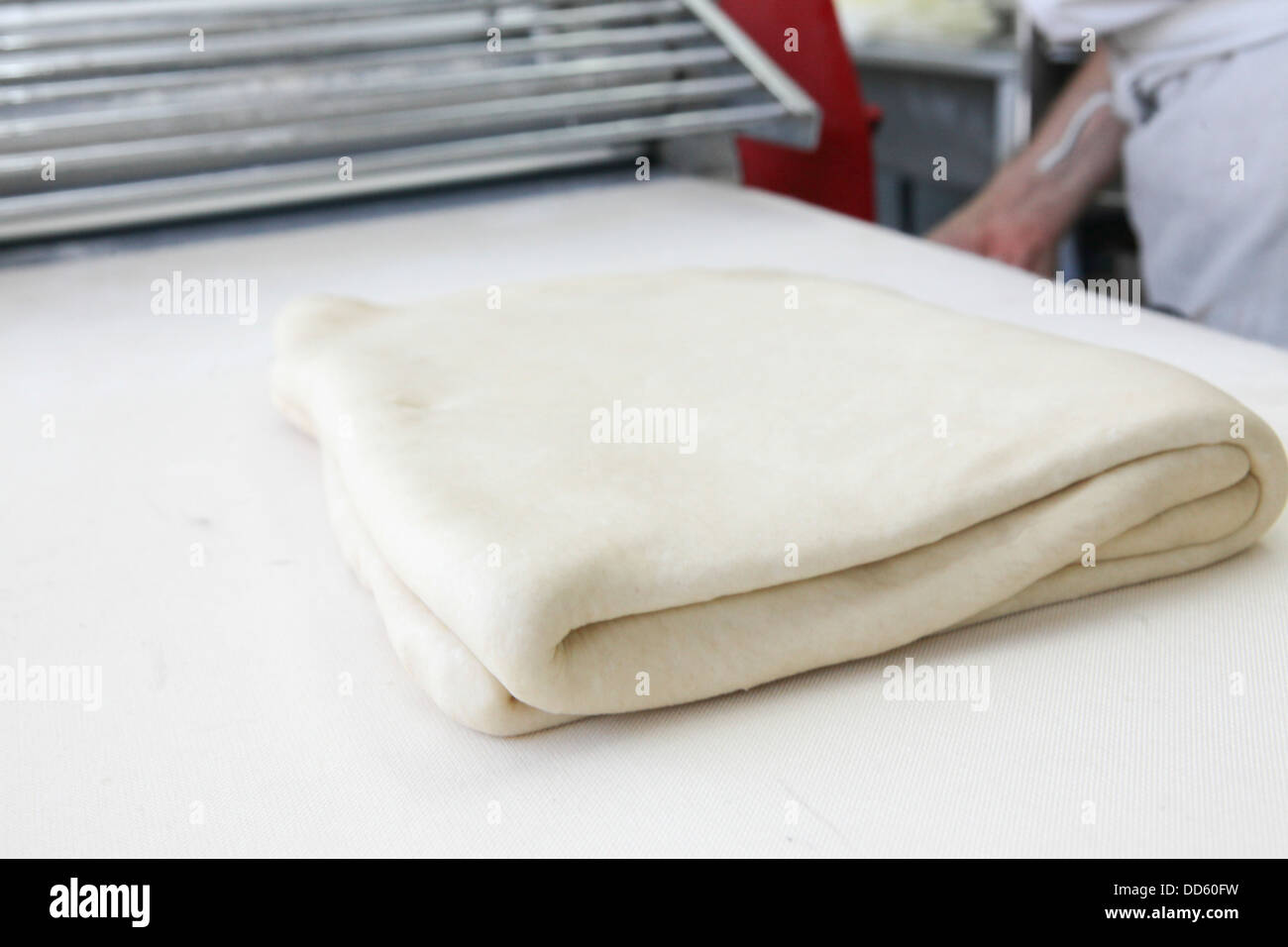 Faire de la pâte feuilletée dans une boulangerie pâtisserie plié Banque D'Images