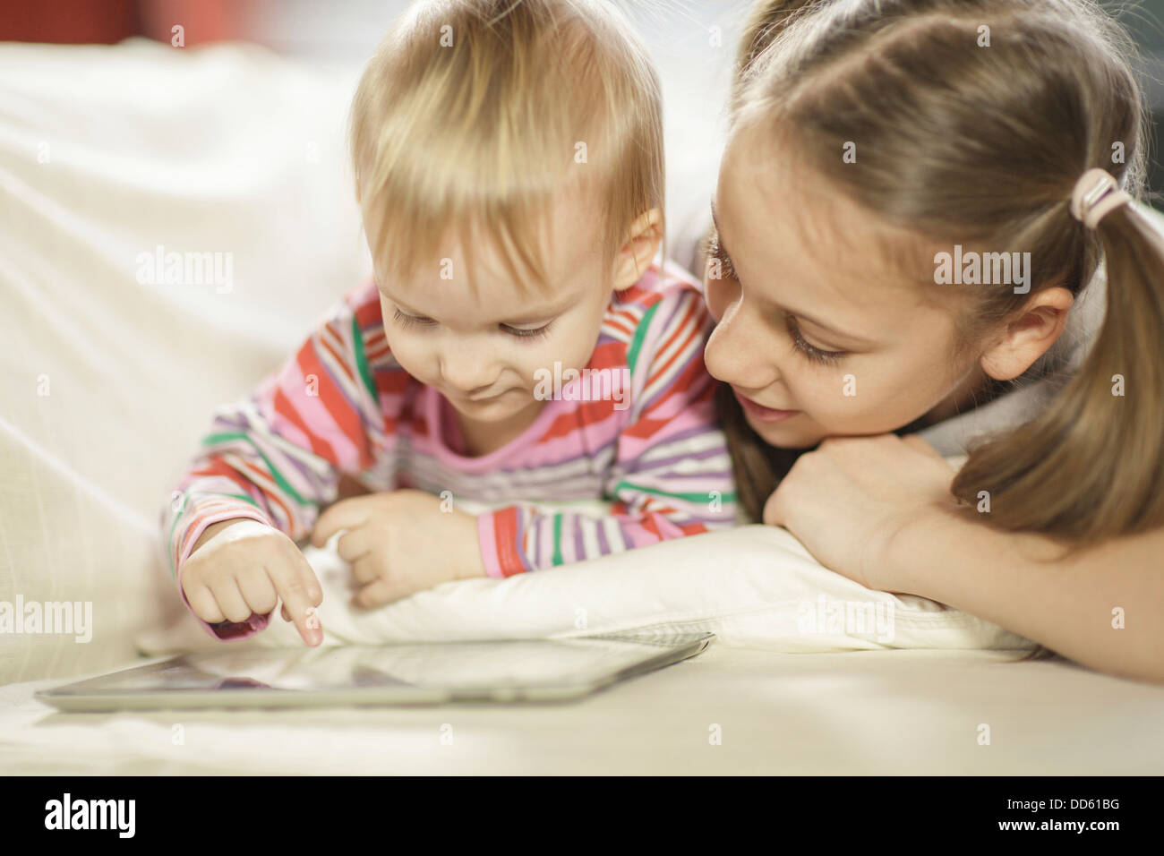 Les enfants à l'aide de tablette numérique, Osijek, Croatie, Europe Banque D'Images