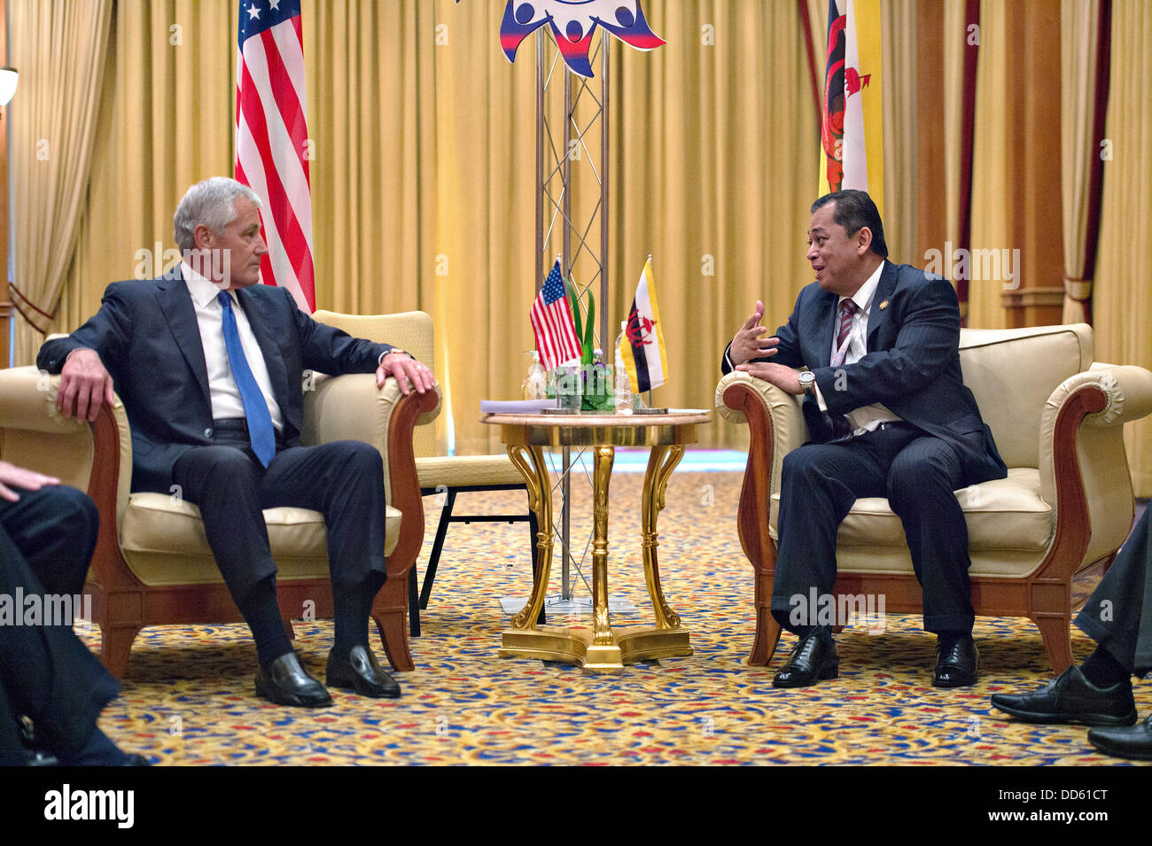Le secrétaire américain à la défense Chuck Hagel se réunit avec le Brunéi Ministre de l'énergie Pehin Dato Yasmin à l'Hôtel Empire le 27 août 2013 à Bandar Seri Begawan, Brunei. Banque D'Images