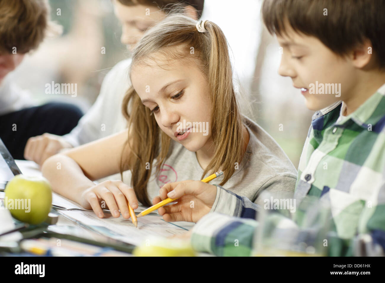 Les enfants à faire leurs devoirs et à l'aide de tablette numérique, Osijek, Croatie, Europe Banque D'Images