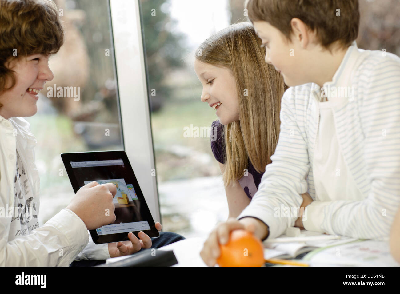 Les enfants à l'aide de tablette numérique, Osijek, Croatie, Europe Banque D'Images