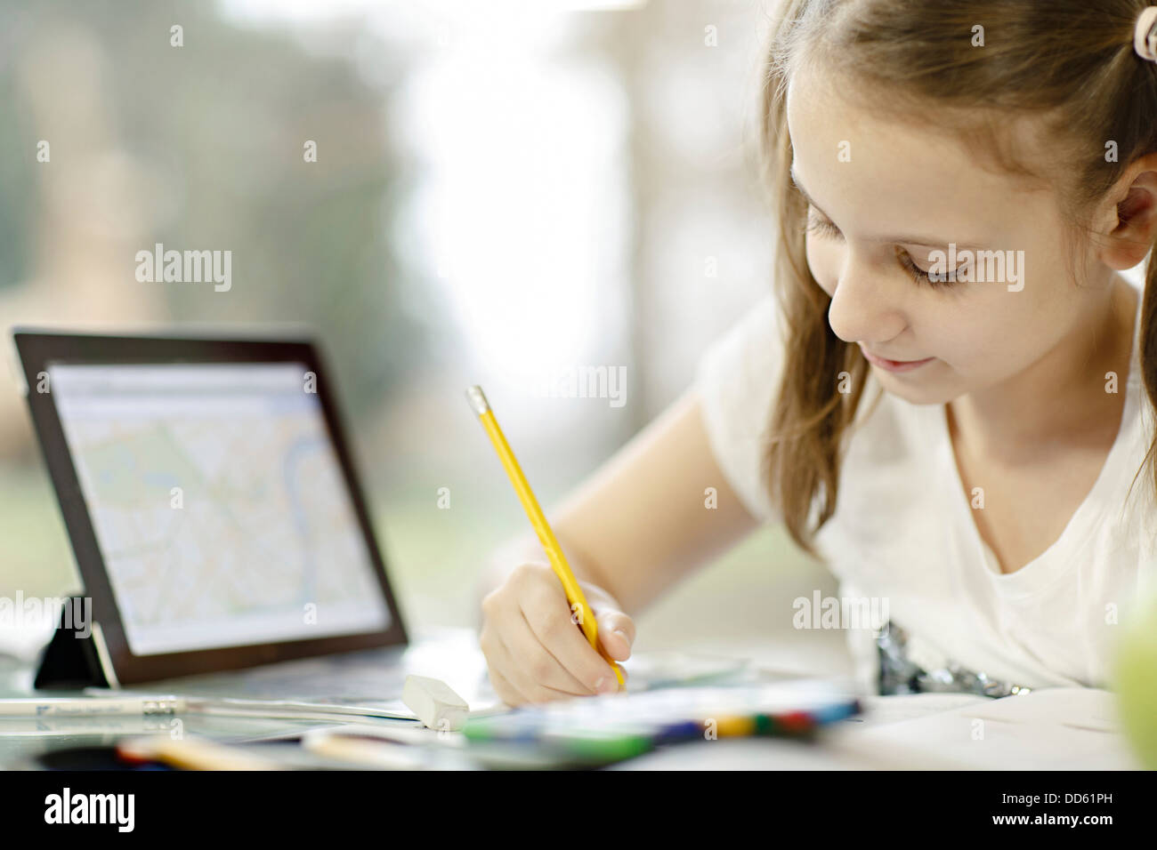 Girl using digital tablet et faire leurs devoirs, Osijek, Croatie, Europe Banque D'Images