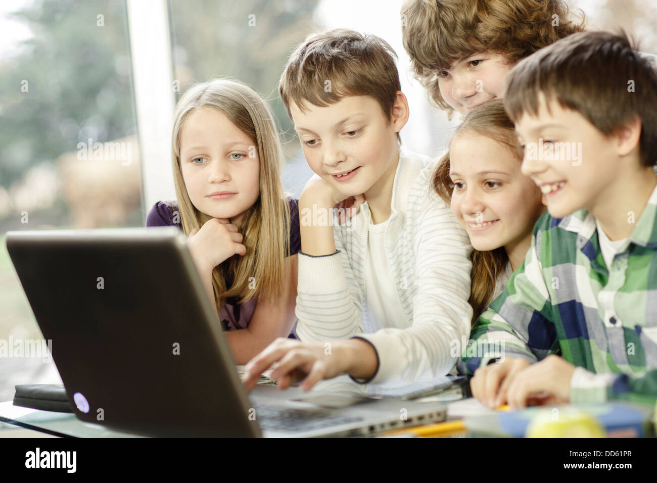 Les enfants à l'aide de tablette numérique, Osijek, Croatie, Europe Banque D'Images