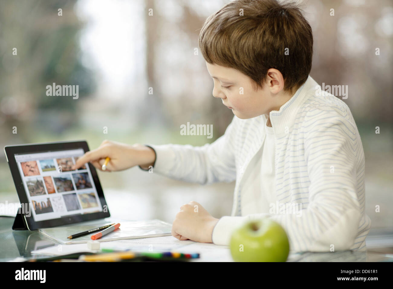 Boy using digital tablet, Osijek, Croatie, Europe Banque D'Images