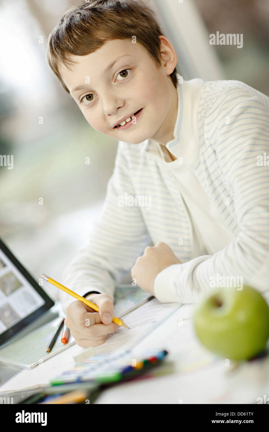 Boy using digital tablet et faire leurs devoirs, Osijek, Croatie, Europe Banque D'Images