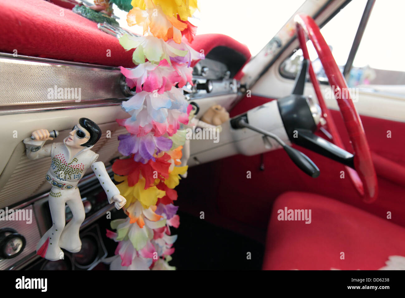 Classique de l'intérieur Ford Consul, avec figures, Elvis kitsch Suffolk, UK Banque D'Images