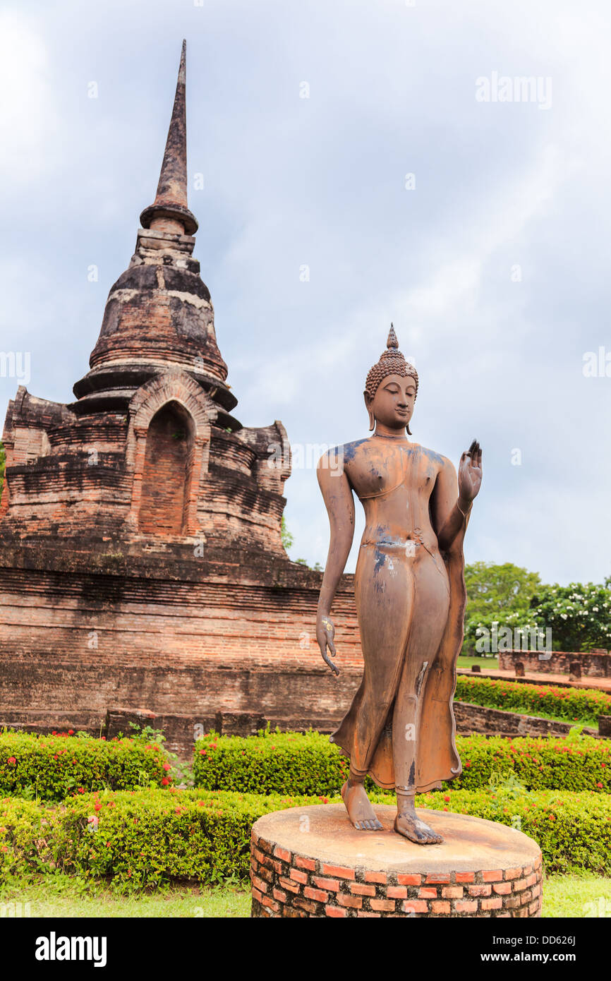 Statue de Bouddha Debout dans le parc historique de Sukhothai, Thaïlande, province de Sukhothai Banque D'Images