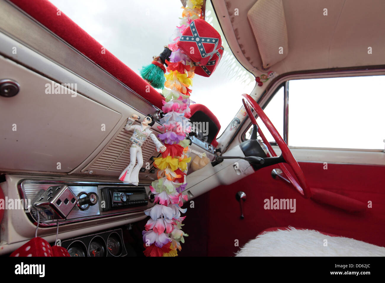 Classique de l'intérieur Ford Consul, avec figures, Elvis kitsch Suffolk, UK Banque D'Images