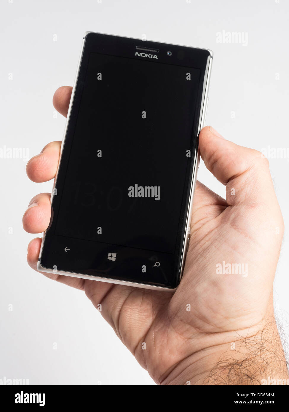 Main tenant Nokia Lumia 925 smartphone Windows Phone 8 Banque D'Images