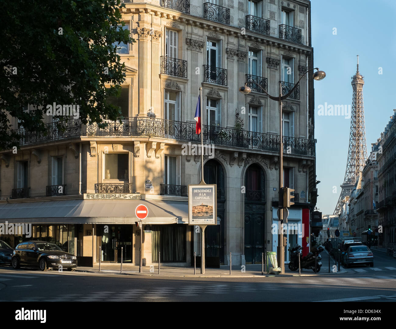 La Tour Eiffel en arrière-plan d'une scène de rue de Paris. Banque D'Images