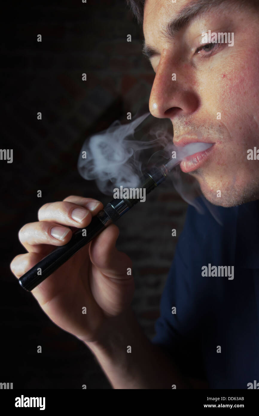 Vapotage masculin Banque de photographies et d'images  haute rsolution -  Alamy