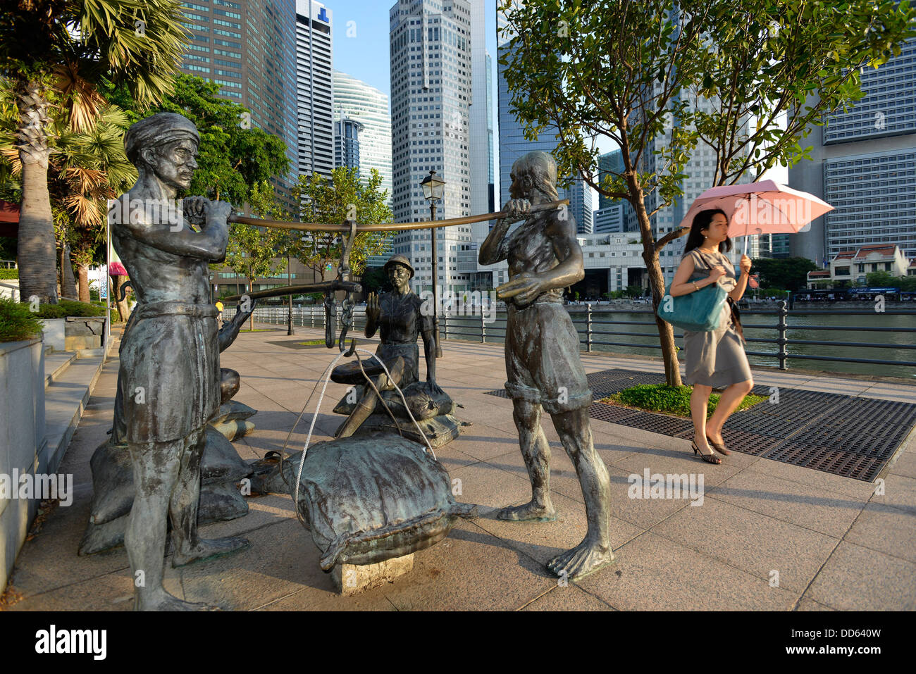 Asie Singapour une statue de bronze représentant une scène coloniale de porteurs Banque D'Images