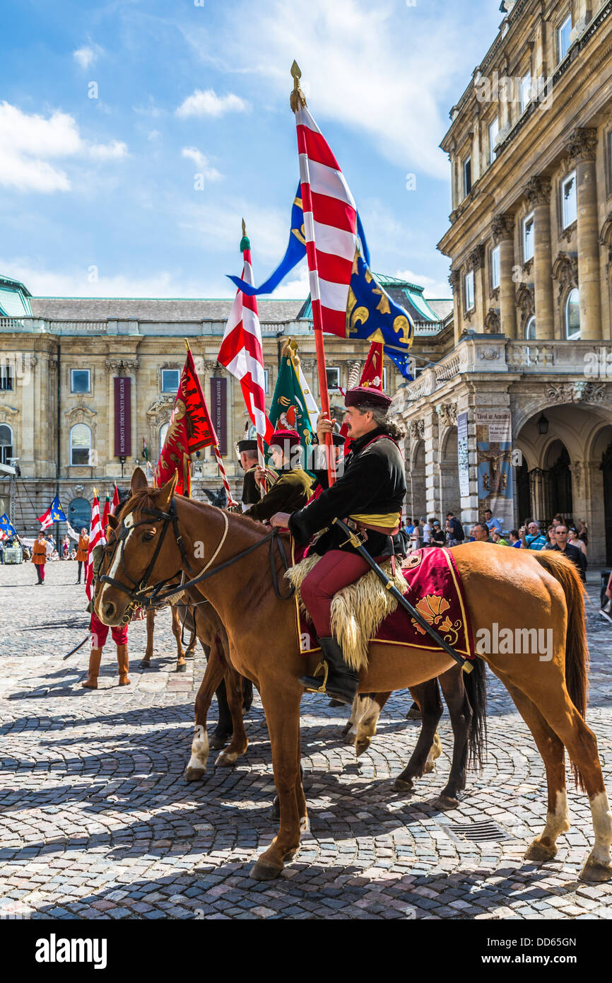 Hongrie, Budapest, drapeaux festival au Château de Buda Banque D'Images