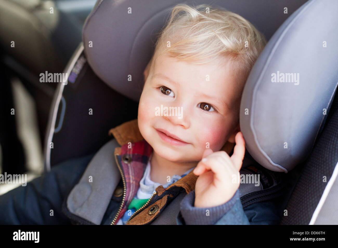 Allemagne, Bonn, Baby Boy sitting on car seat Banque D'Images