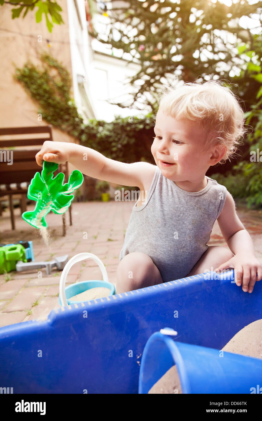 Allemagne, Bonn, Bébé Garçon jouant avec carré de sable Banque D'Images