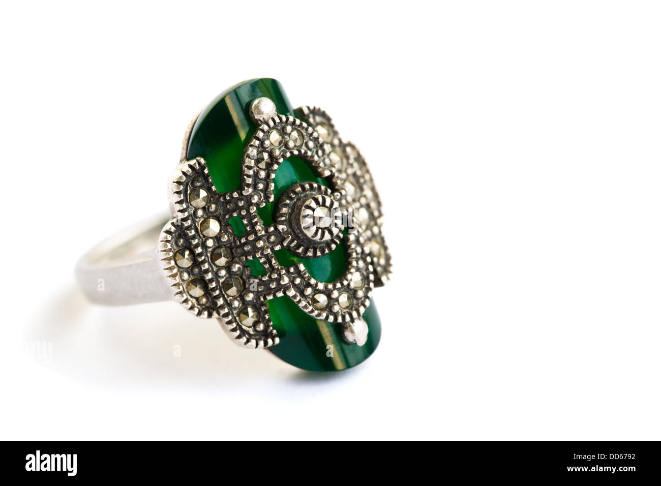 Bague argent avec pierre verte isolée sur fond blanc. Banque D'Images