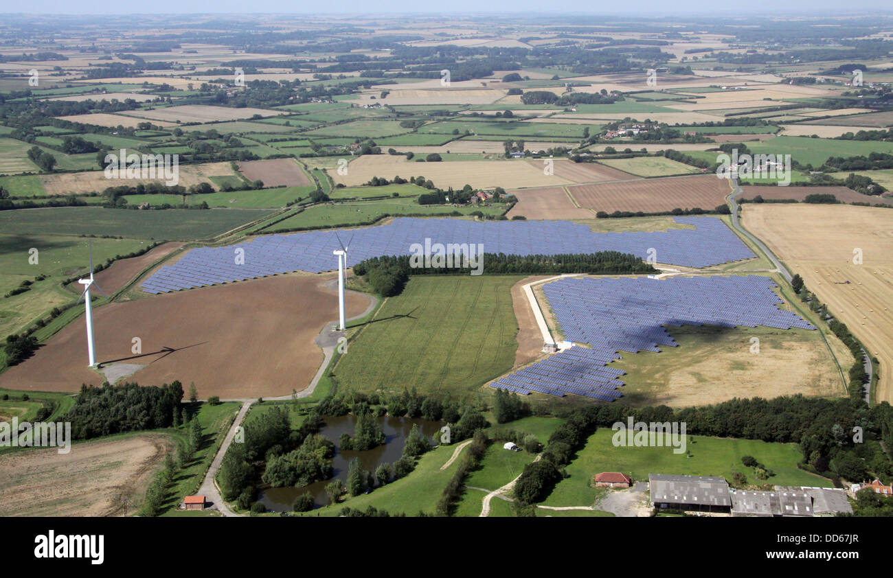 Vue aérienne d'une ferme éolienne et solaire ferme ensemble, Lincolnshire Banque D'Images