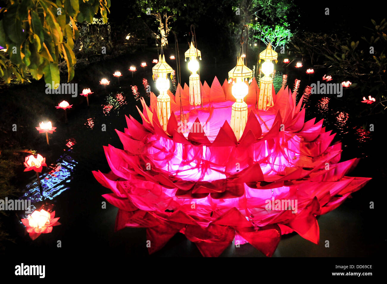 Une immense lanterne en forme de lotus au cours de Loy Krathong/Yi Peng célébrations dans Chiang Mai Banque D'Images