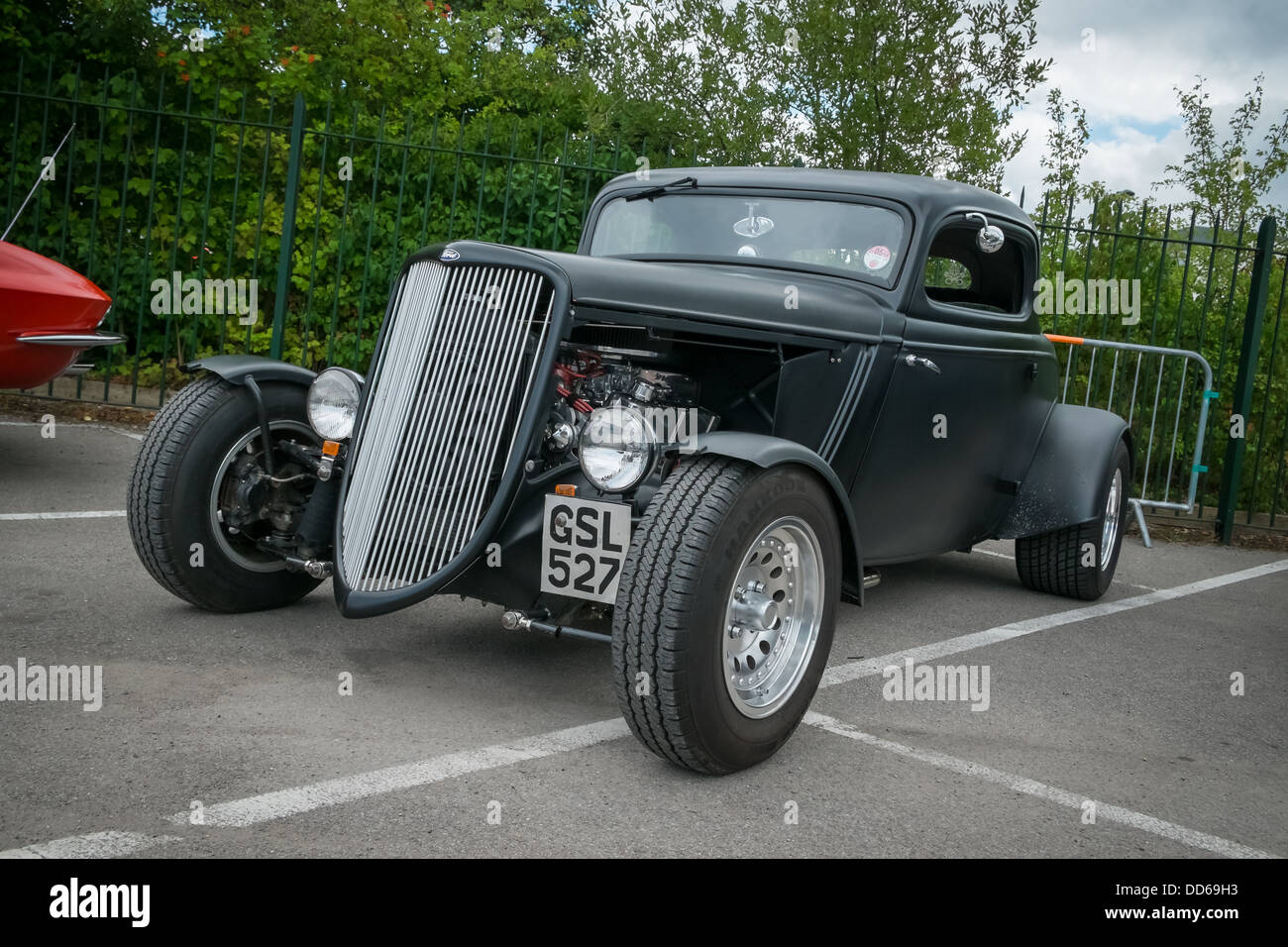 WEYBRIDGE, Surrey, UK - 18 août : Noir Hot Rod Ford coupé au salon de l'assemblée annuelle des musées du moteur Brooklands Mustang et n'importe quoi Banque D'Images