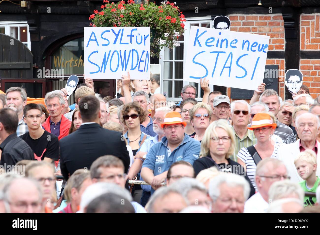 Winsen, Allemagne. 27 août, 2013. Les spectateurs d'un événement de la campagne électorale de la CDU tenir signe à lire 'l'asile pour Snowden' et 'Pas de nouvelle Stasi' à Winsen, Allemagne, le 27 août 2013. Photo : BODO MARKS/dpa/Alamy Live News Banque D'Images