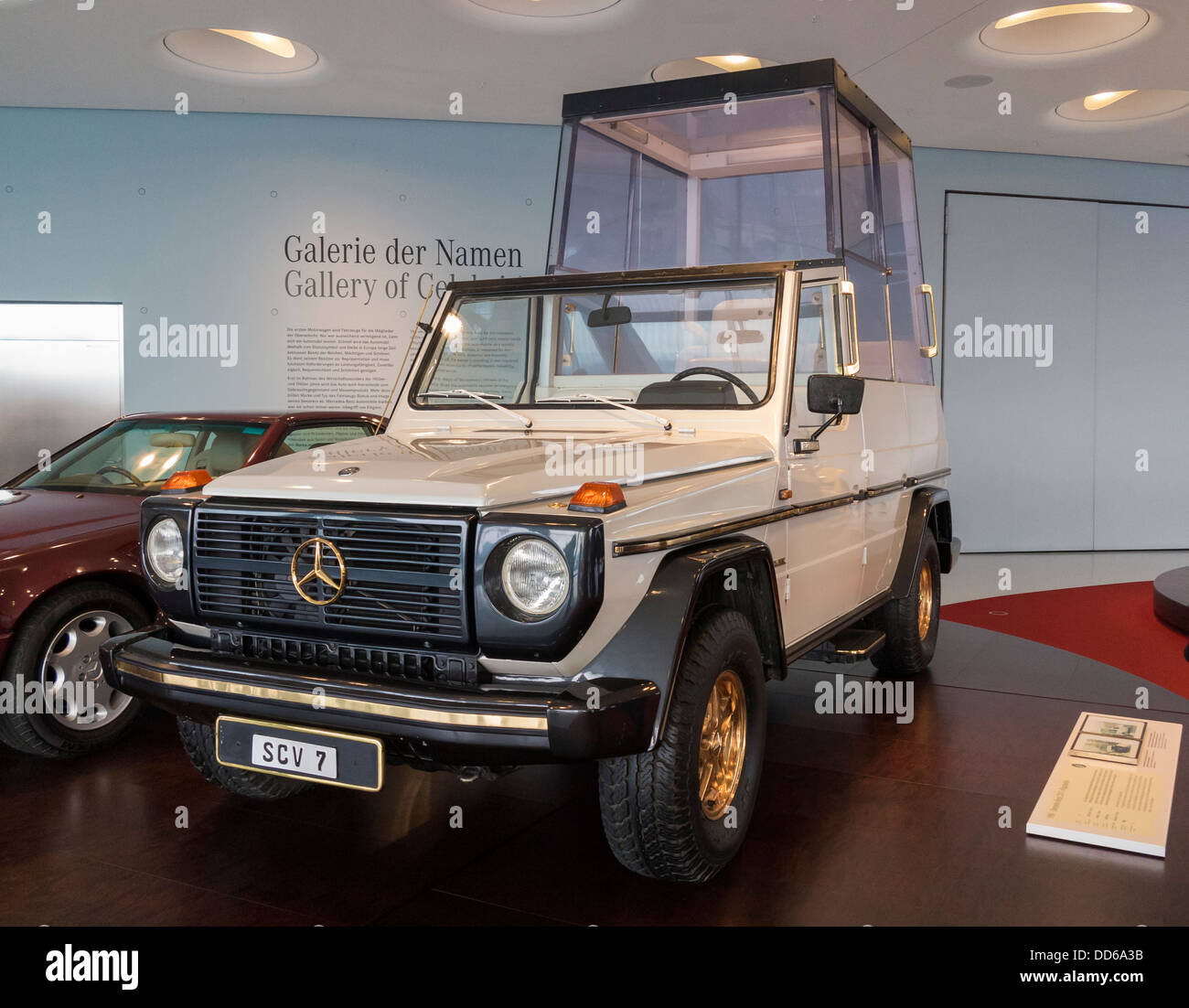 'Un' Papamobile exposée au musée Mercedes à Stuttgart. Banque D'Images