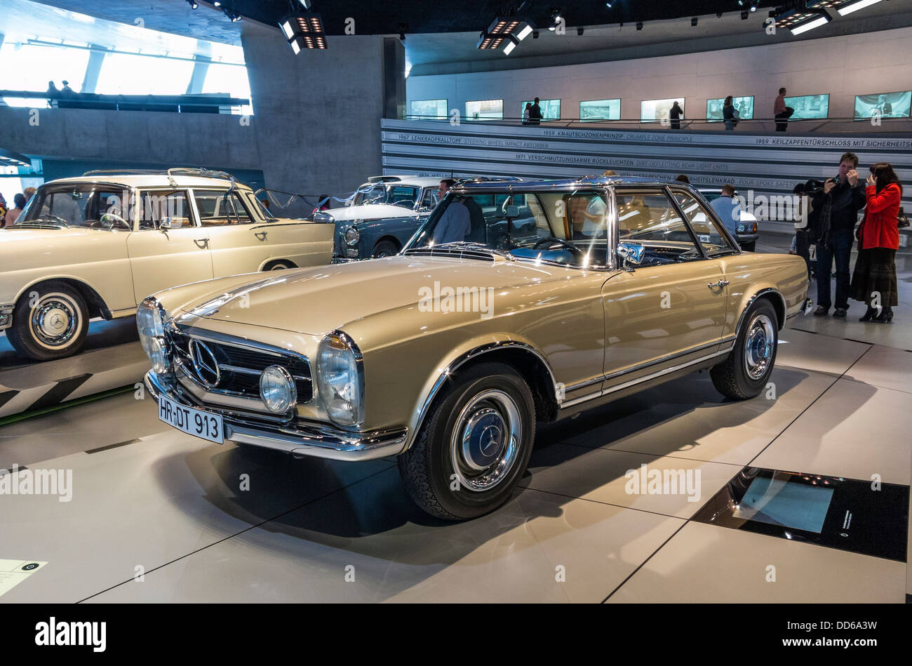 Une Mercedes classique à partir des années 1970 sur l'affichage dans le musée Mercedes à Stuttgart, Germany, Europe Banque D'Images