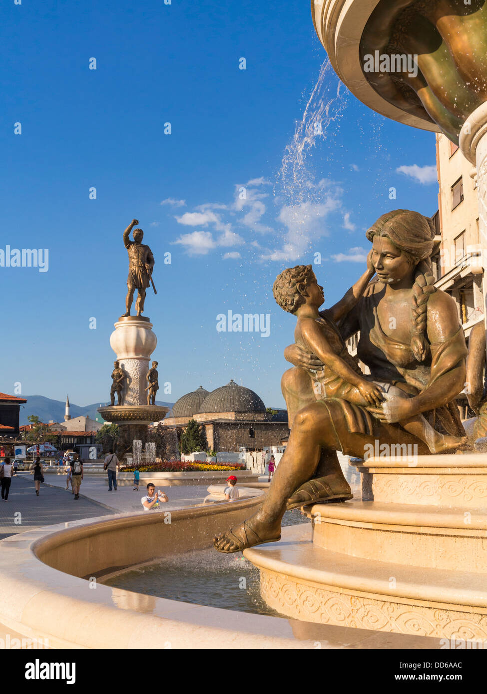 Les mères de Macédoine, Skopje, Macédoine Fontaine en rébellion Square avec le nouveau monument guerrier derrière Banque D'Images