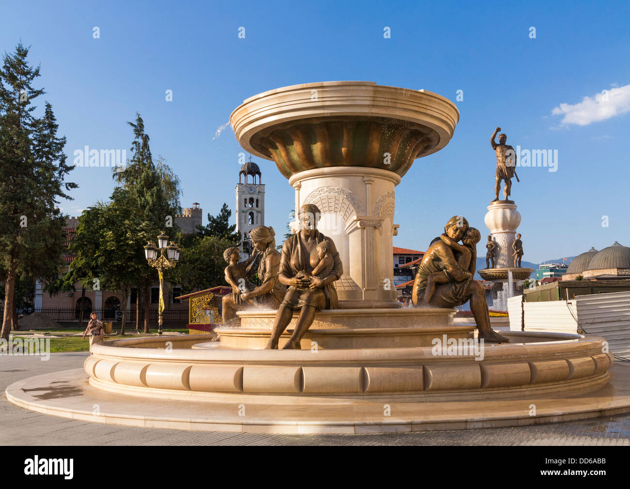 Skopje, Macédoine - mères de Macédoine Fontaine statues, en rébellion Square avec monument guerrier derrière Banque D'Images