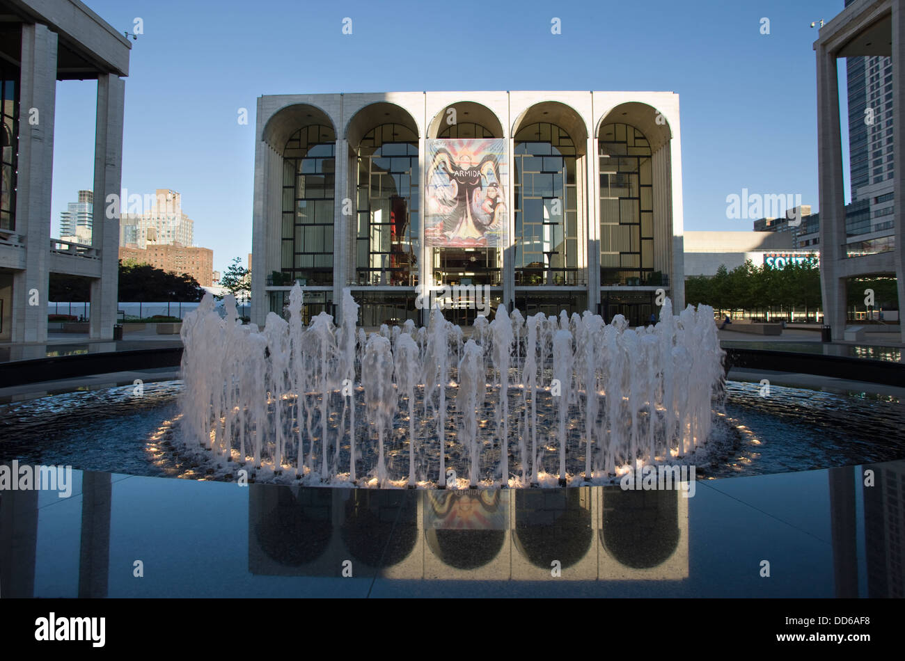 Fontaine REVSON (©JOHNSON 1964 / DSR 2009) METROPOLITAN OPERA HOUSE (©WALLACE HARRISON 1966) LINCOLN CENTER PLAZA MANHATTAN NEW YORK USA Banque D'Images