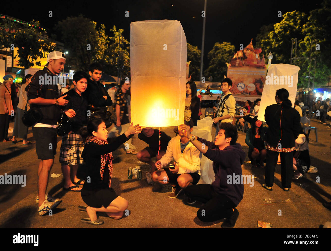 Presse une lanterne (khom) dans le ciel à Thapae Gate dans Chiang Mai, Thaïlande du Nord Banque D'Images