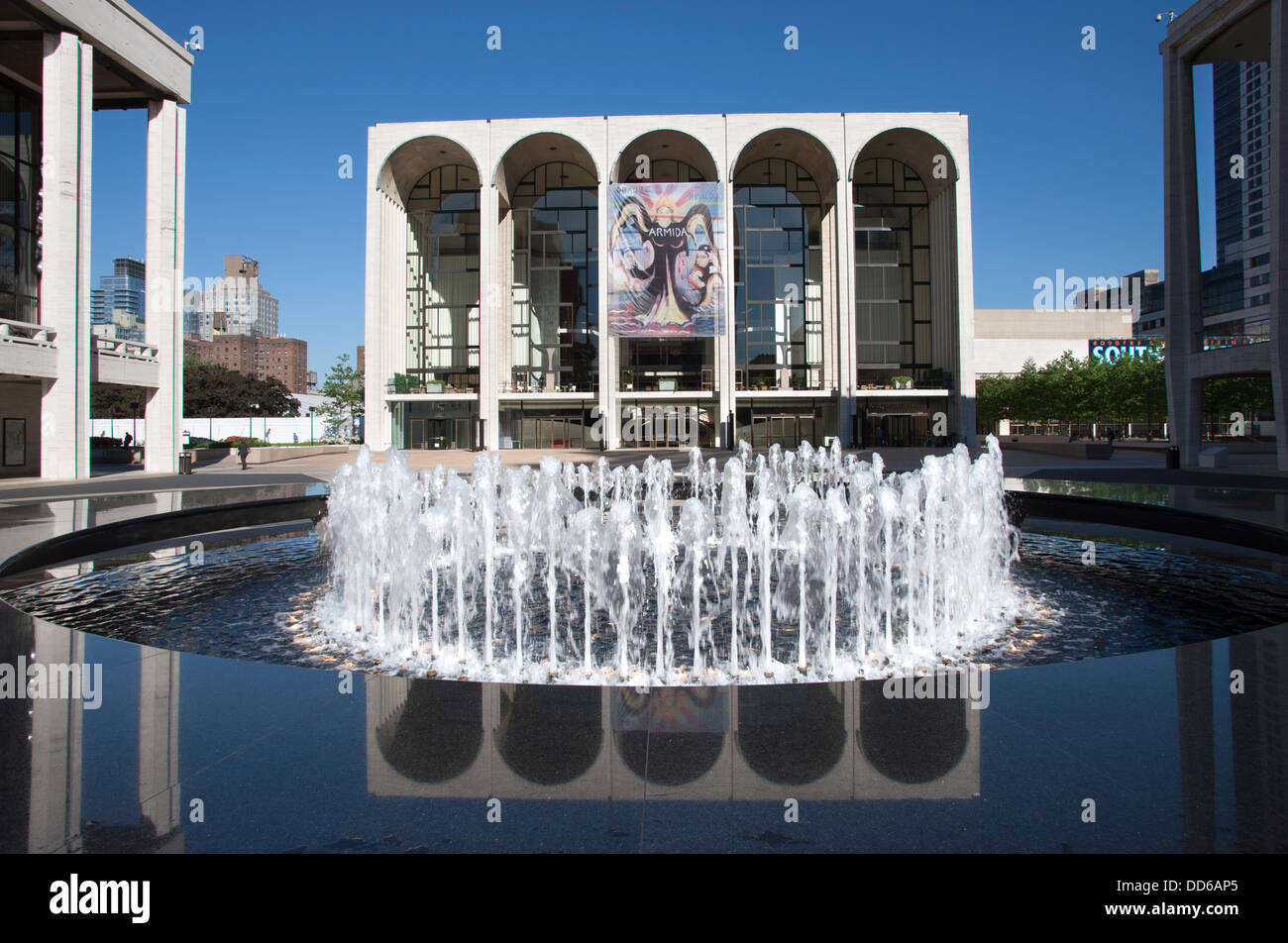 Fontaine REVSON (©DSR 2009) METROPOLITAN OPERA HOUSE (©WALLACE HARRISON 1966) LINCOLN CENTER PLAZA MANHATTAN NEW YORK USA Banque D'Images