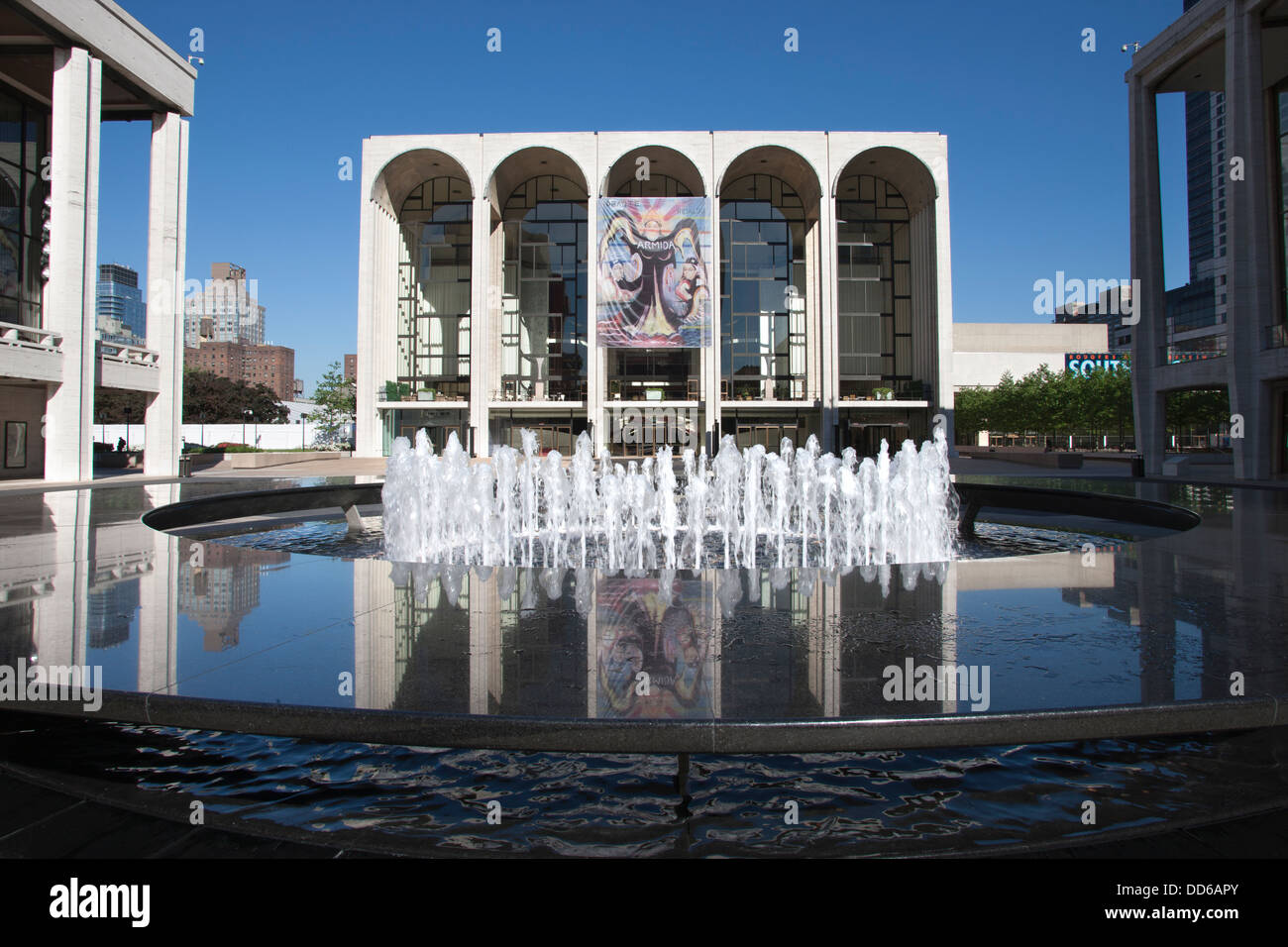 Fontaine REVSON (©JOHNSON 1964 / DSR 2009) METROPOLITAN OPERA HOUSE (©WALLACE HARRISON 1966) LINCOLN CENTER PLAZA MANHATTAN NEW YORK USA Banque D'Images