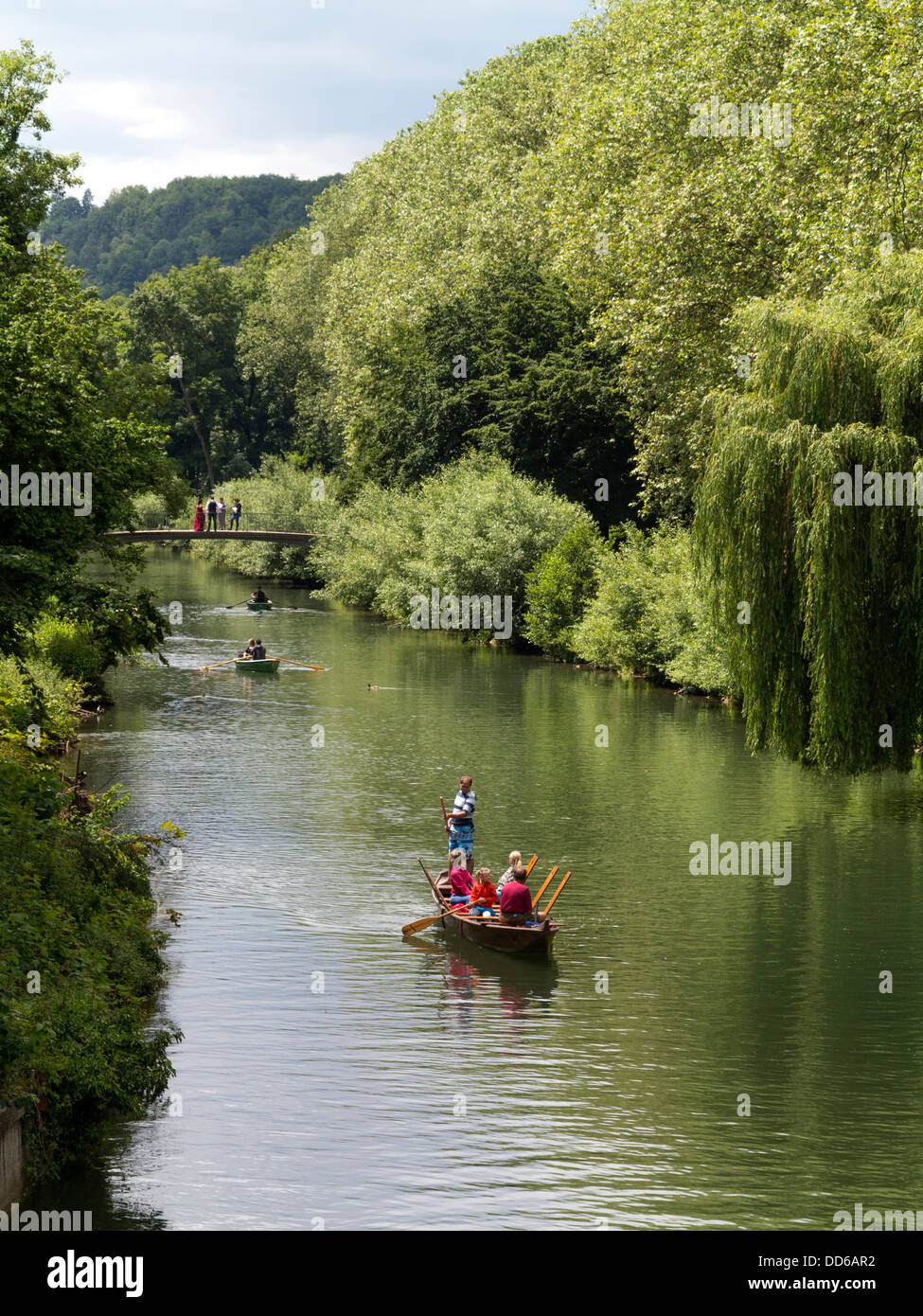 Navigation de plaisance à Tubingen, Allemagne sur le fleuve Neckar, au centre du Bade-Württemberg Banque D'Images