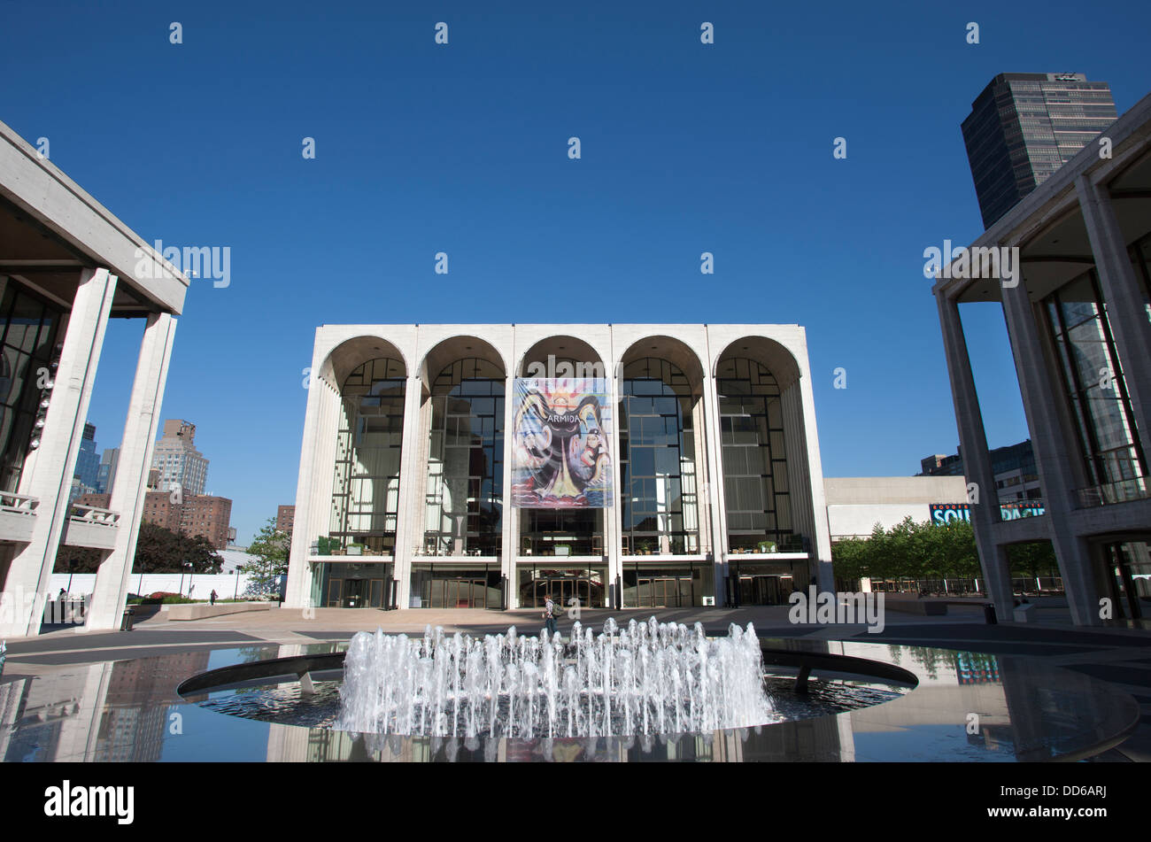 Fontaine REVSON (©JOHNSON 1964 / DSR 2009) METROPOLITAN OPERA HOUSE (©WALLACE HARRISON 1966) LINCOLN CENTER PLAZA MANHATTAN NEW YORK USA Banque D'Images