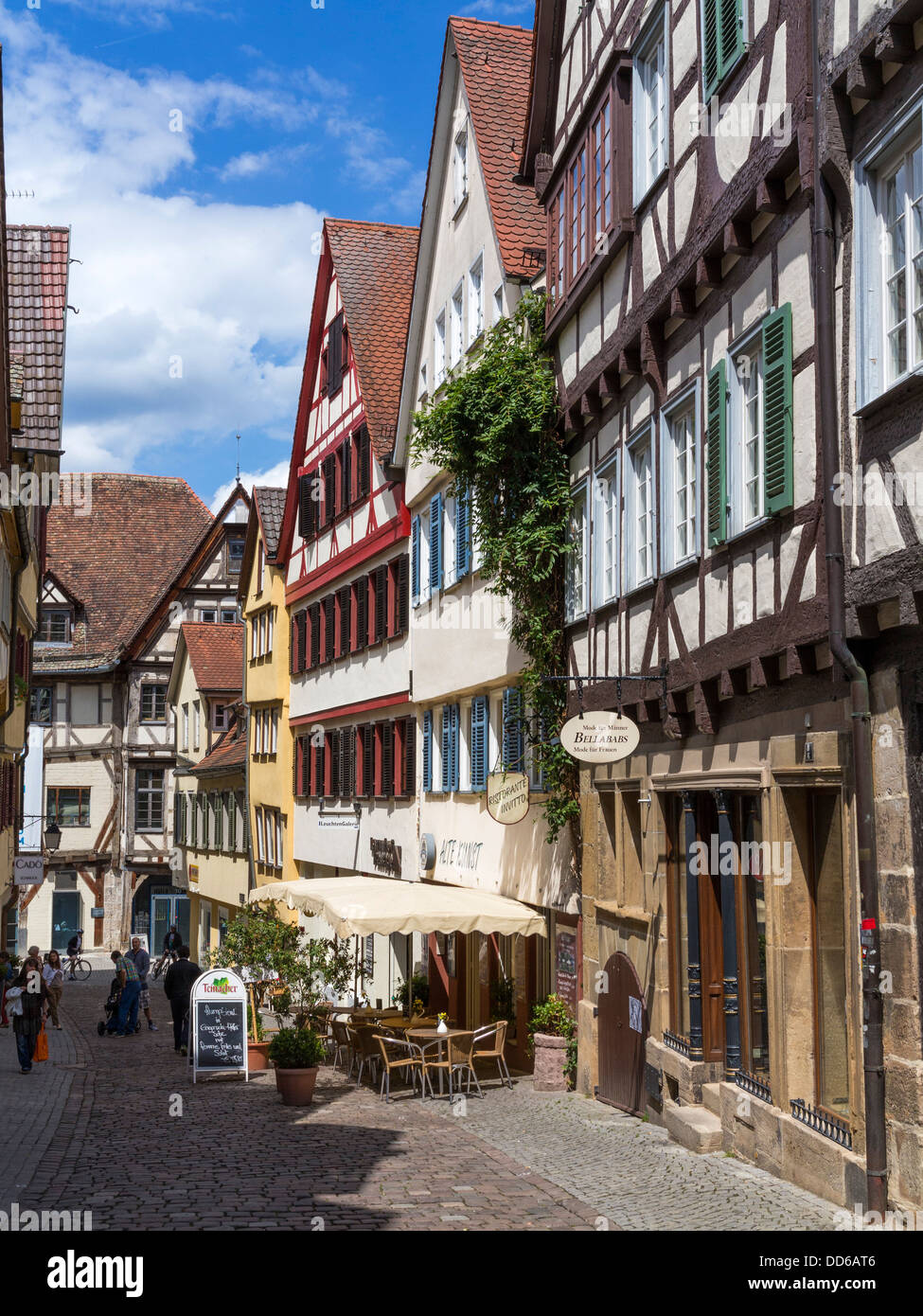 Scène de rue avec cafe à Tubingen, Baden-Wurttemberg, Allemagne. Banque D'Images
