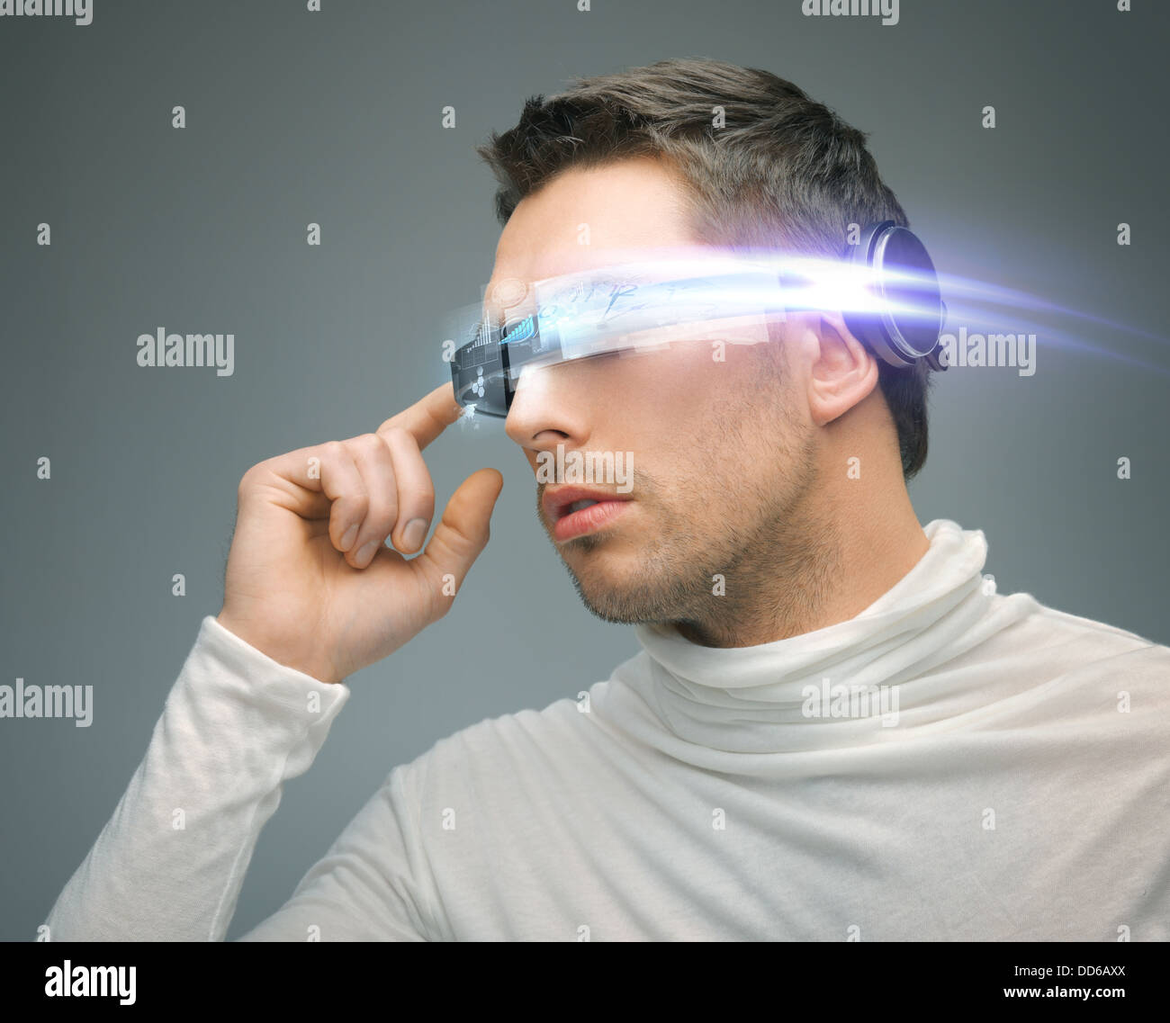 Homme avec lunettes numériques Banque D'Images