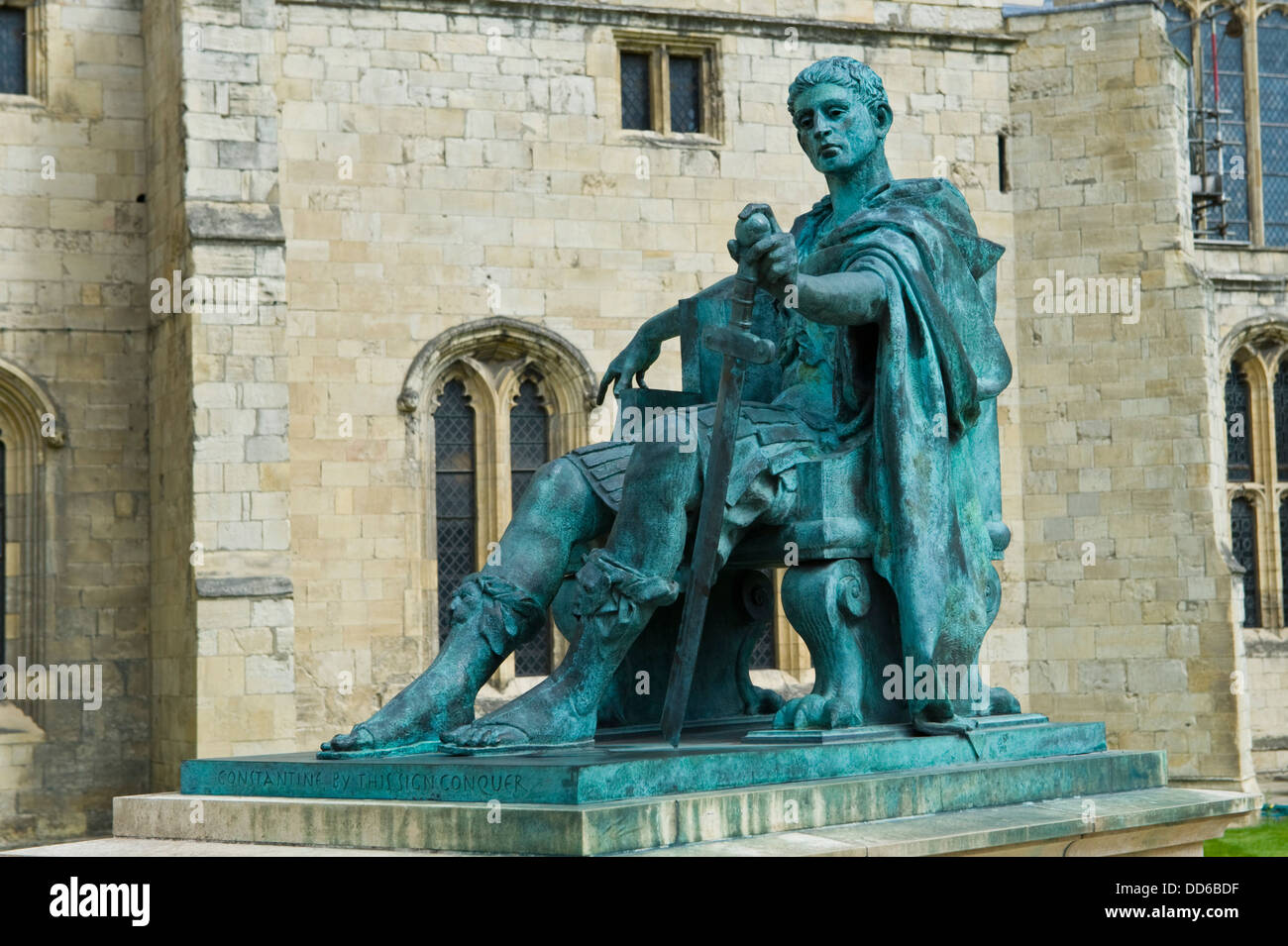 Statue de Constantin le Grand à l'extérieur de la cathédrale de York dans le centre ville de York North Yorkshire England UK Banque D'Images