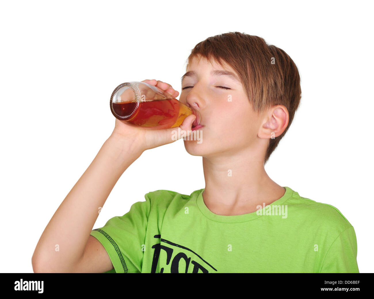 Smiling boy avec bouteille de jus à la main Banque D'Images