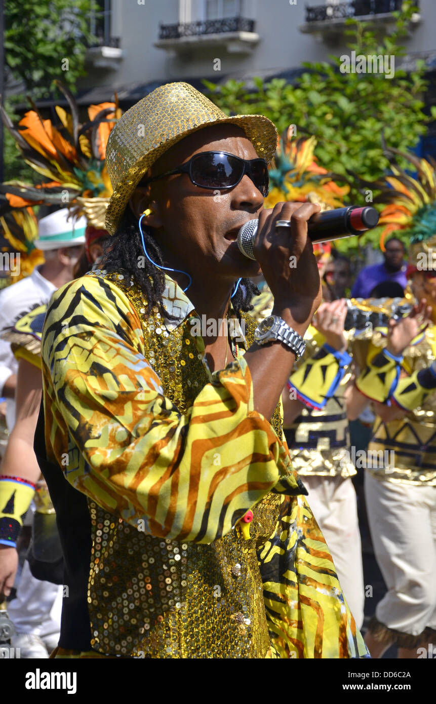 Notting Hill, Londres, Royaume-Uni. Août 25, 2013. Notting Hill Carnival a lieu en août vacances de banque depuis 1966, le carnaval de Notting Hill est le plus grand festival célébration de son genre en Europe. Chaque année, les rues de l'ouest de Londres prendre vie, avec les sons et les odeurs de la plus grande fête de rue. © Marcin Libera/Alamy Live News Banque D'Images