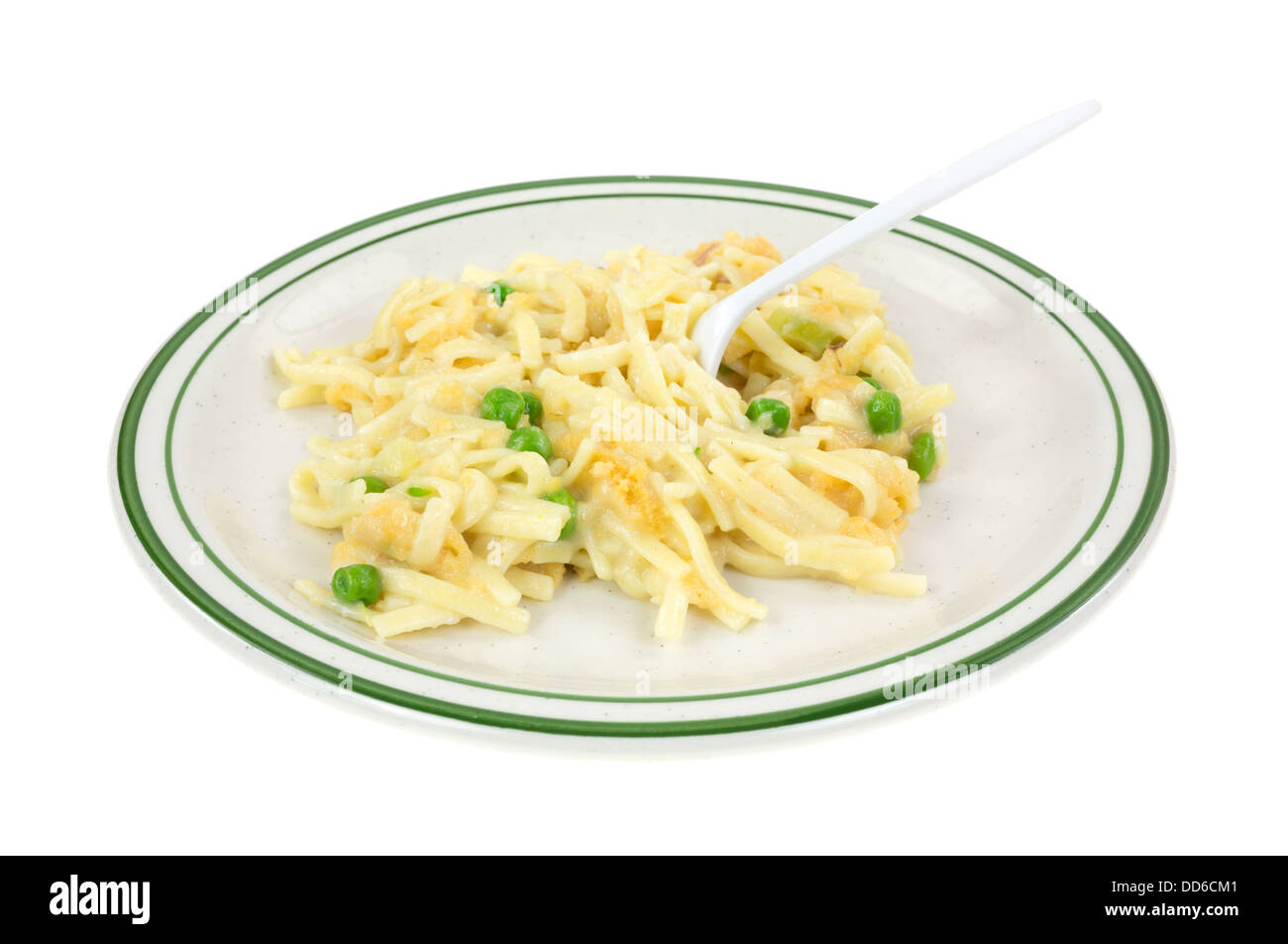 Une portion de linguini à la crème de thon avec une sauce Pois et la chapelure sur une plaque à rayures vert avec une fourchette en plastique blanc. Banque D'Images