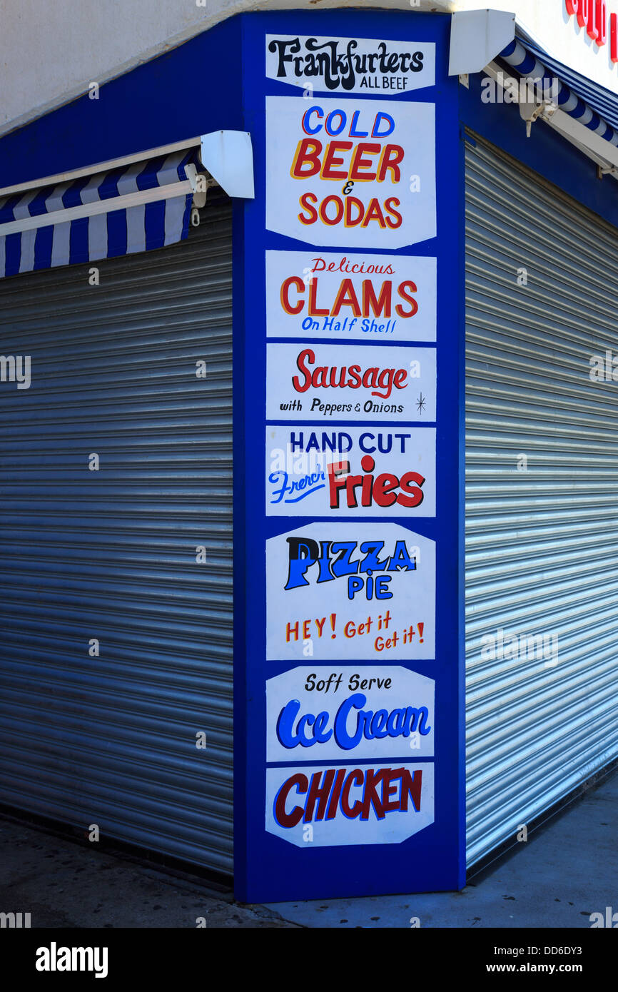 Une photographie d'un signe de l'alimentation à Coney Island à Brooklyn, New York. NYC. Tourné en 2013. Banque D'Images