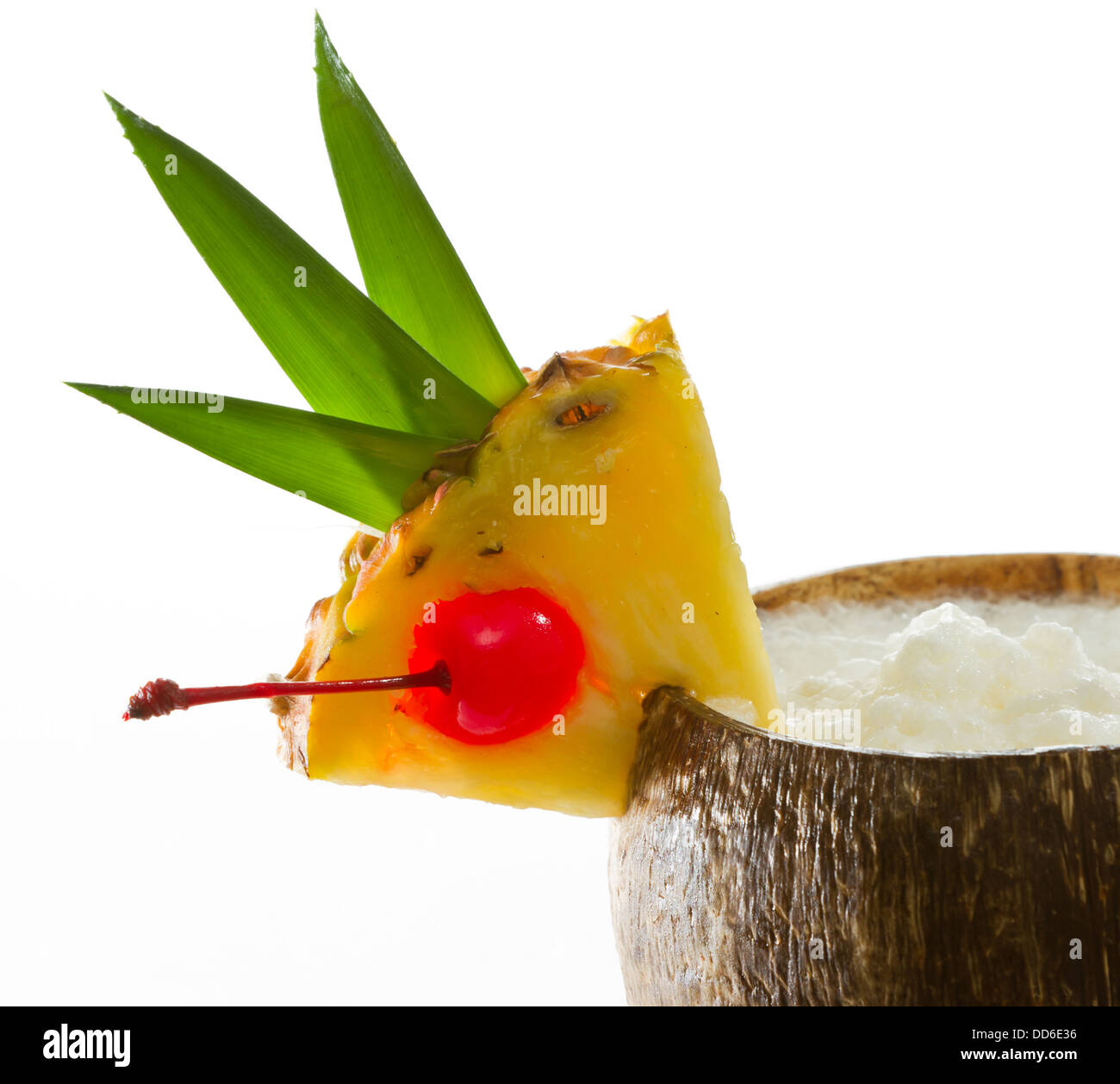 Libre de noix de coco tropicale verre garni d'une tranche d'ananas avec des feuilles et une cerise Banque D'Images