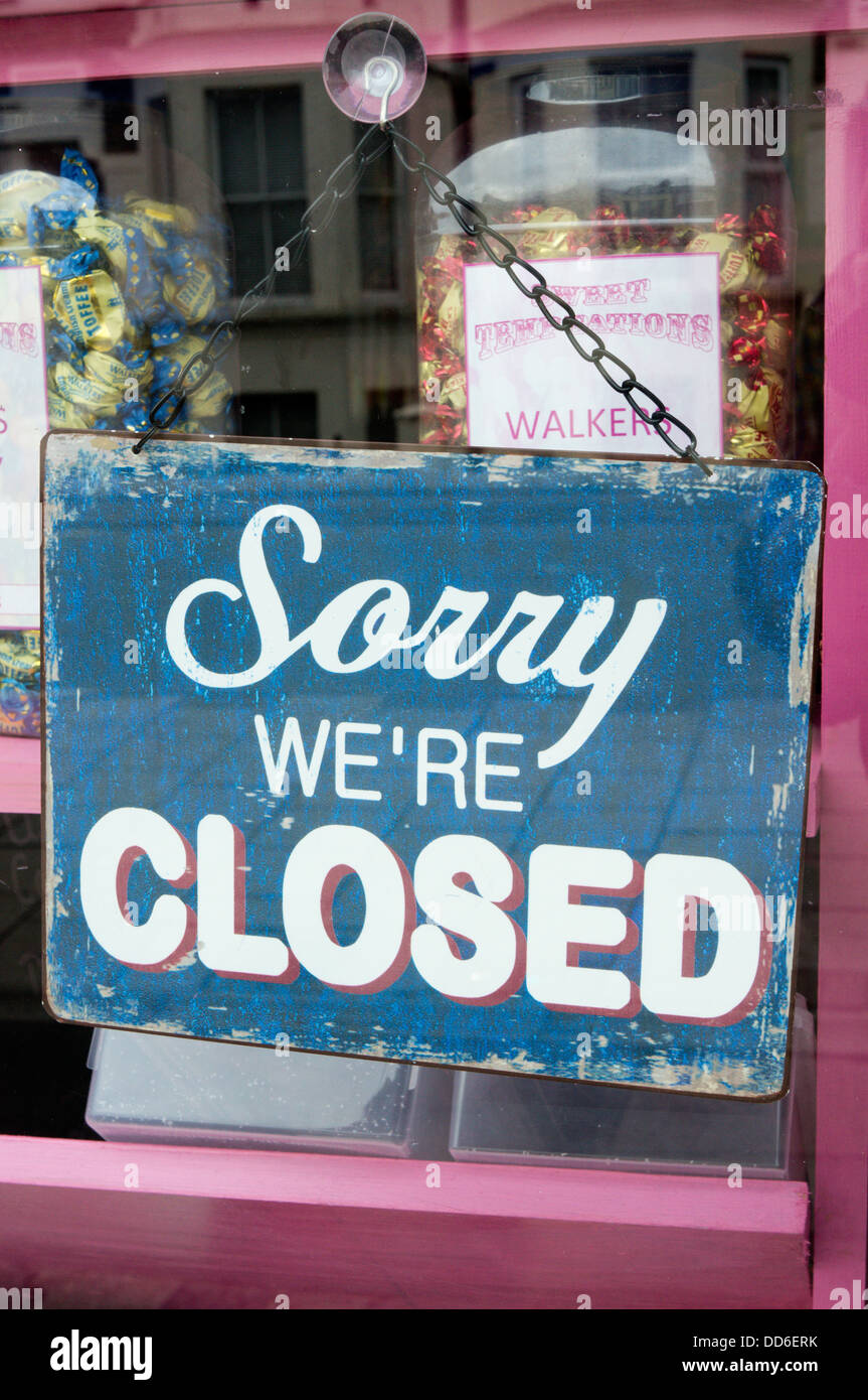 Signe clos dans une vitrine. Banque D'Images