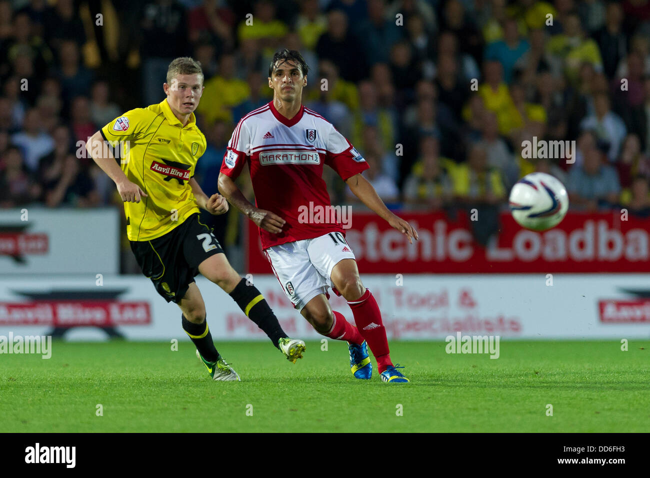 Burton upon Trent, Staffordshire, Royaume-Uni. 27 août, 2013. Capital One second tour le football. Burton Albion contre Fulham FC. Burton Albion's Matt Palmer et Fulham's Bryan Ruiz en action. Credit : Action Plus Sport Images/Alamy Live News Banque D'Images