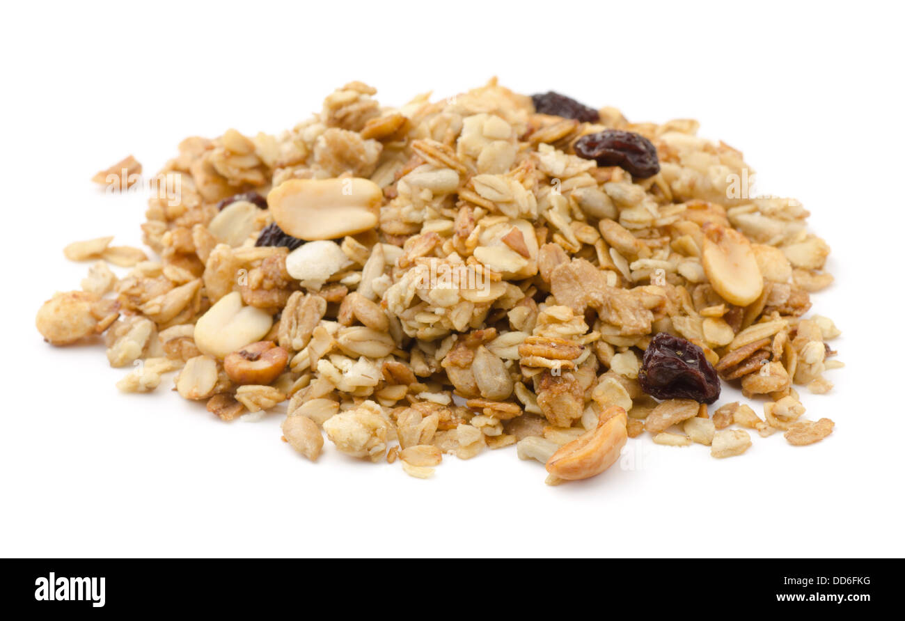 Tas de céréales granola aux raisins secs et noix isolated on white Banque D'Images
