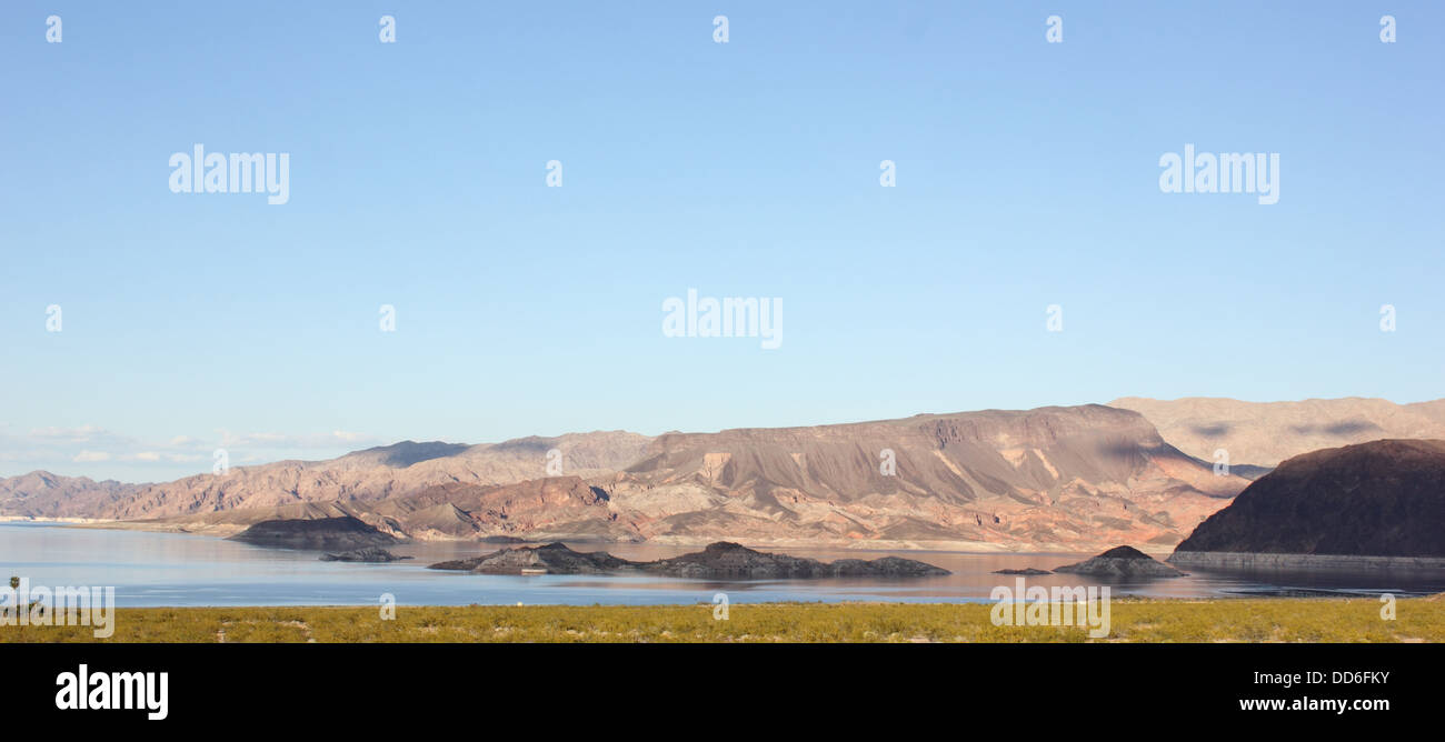 Une vue imprenable sur les montagnes à travers le lac Mead Banque D'Images