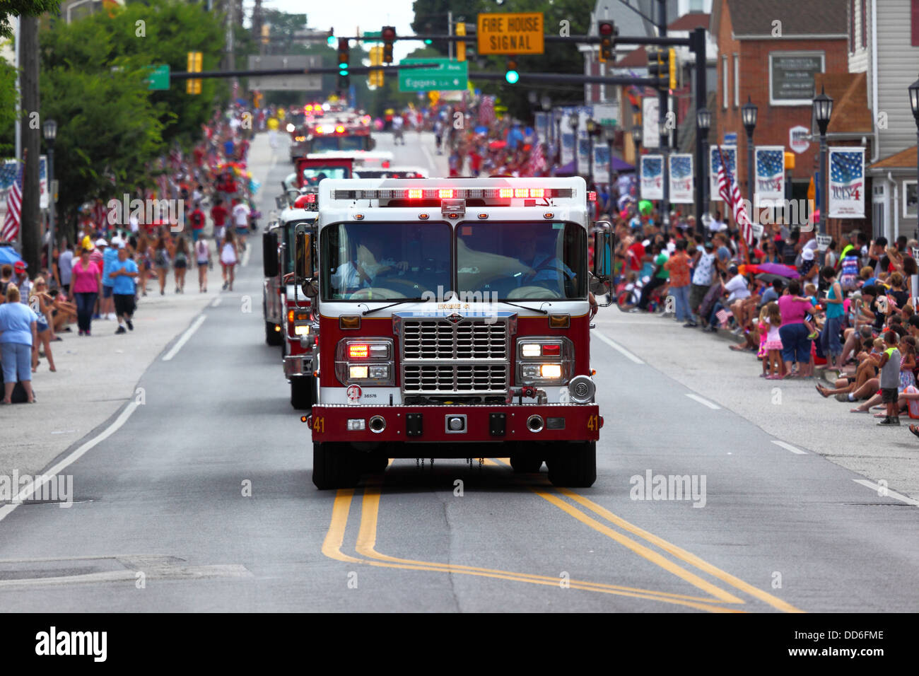 Camions d'incendie passant par la rue principale tout en participant à 4th des parades de juillet Independence Day, Catonsville, Maryland, États-Unis Banque D'Images