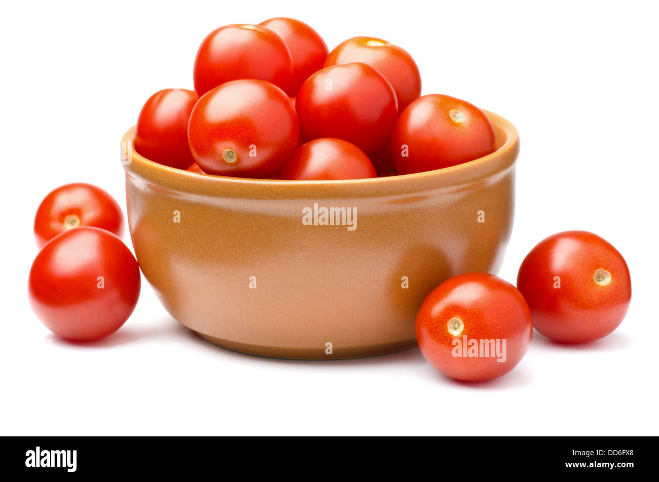 Tomates cerises en céramique bol isolated on white Banque D'Images