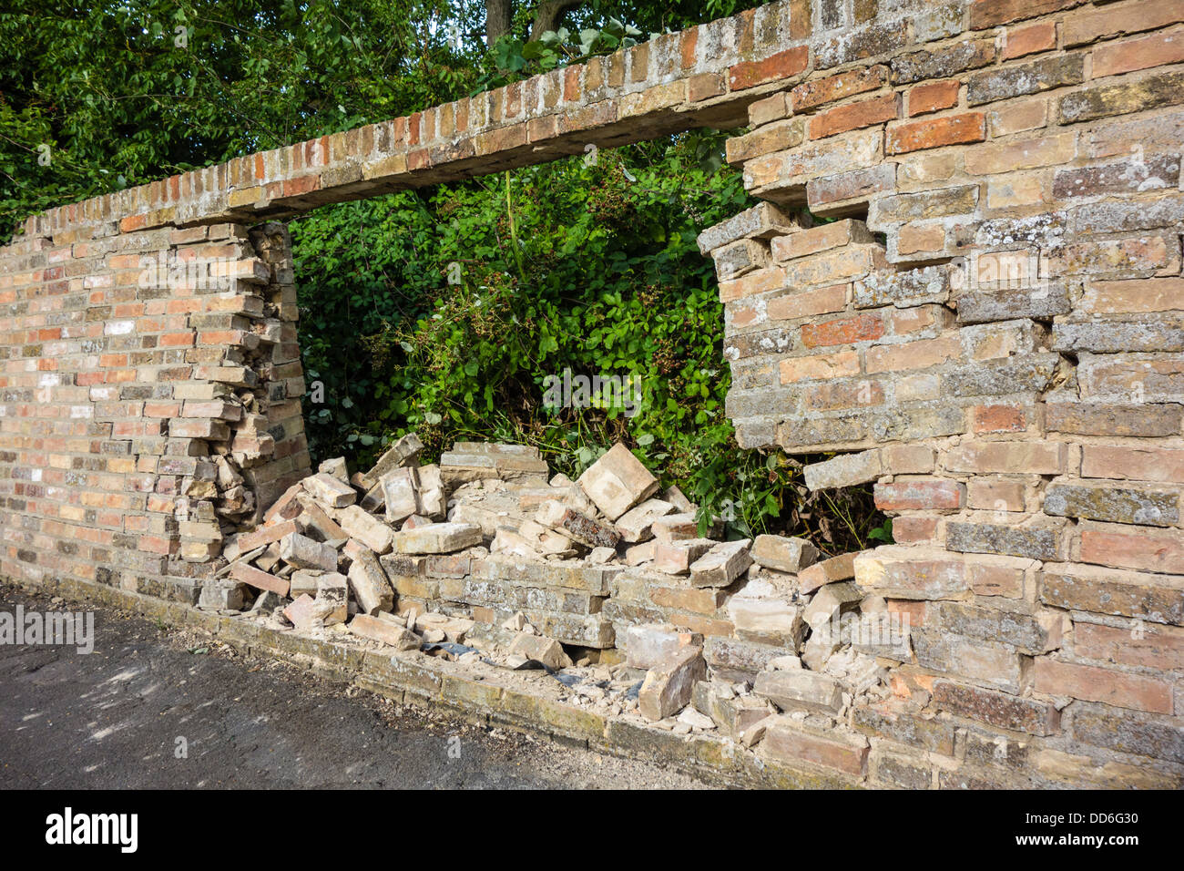 Trou dans mur de brique causés par accident de voiture, Landbeach, Cambridgeshire Banque D'Images