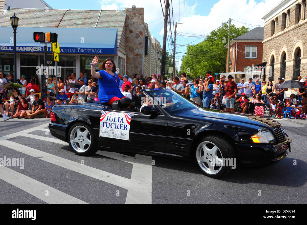 Julia Tucker, la chanteuse locale de l'hymne national, prenant part à 4th des parades du jour de l'indépendance de juillet, Catonsville, Maryland, États-Unis Banque D'Images